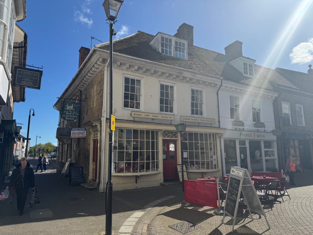 Lot: 30 - LANDMARK FREEHOLD TOWN CENTRE COMMERCIAL INVESTMENT - The Front and Side of the building from St Thomas' Square